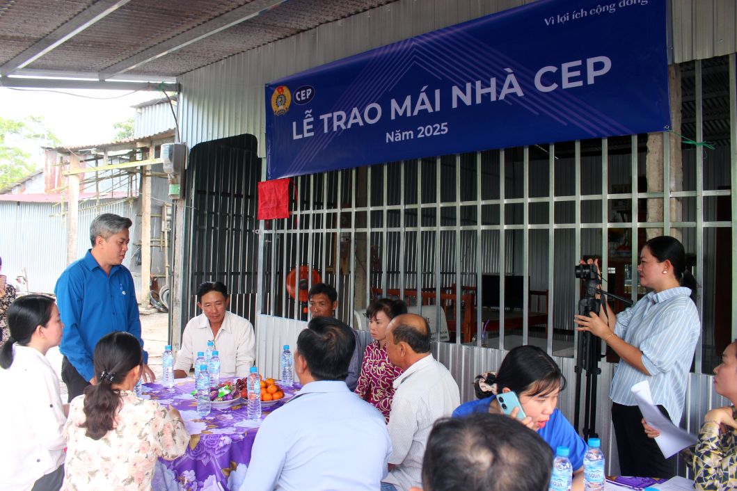 Quang canh buoi le trao Mai nha CEP cho ho kho khan nha o thuoc xa Vinh Trach, tinh An Giang. Anh: Lam Dien