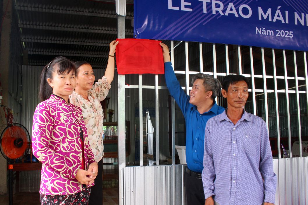 Ong Nguyen Van Toan, ba Tran Thi Thanh Truc cung dai dien gia dinh thuc hien nghi thuc khanh thanh ngoi nha. Anh: Lam Dien