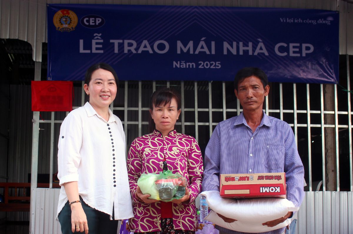 Dai dien lanh dao xa Vinh Trach tang qua tan gia cho gia dinh ong Nguyen Truong Son. Anh: Lam Dien