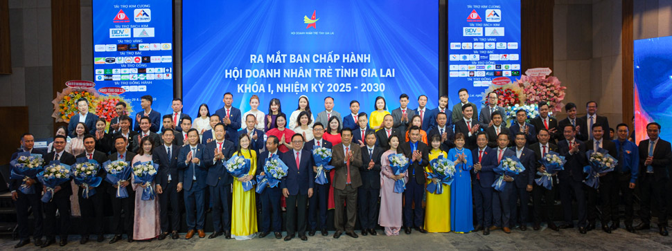 The Executive Committee of the Gia Lai Provincial Young Entrepreneurs Association, term I, term 2025-2030, was launched to receive the task. Photo: Organizing Committee