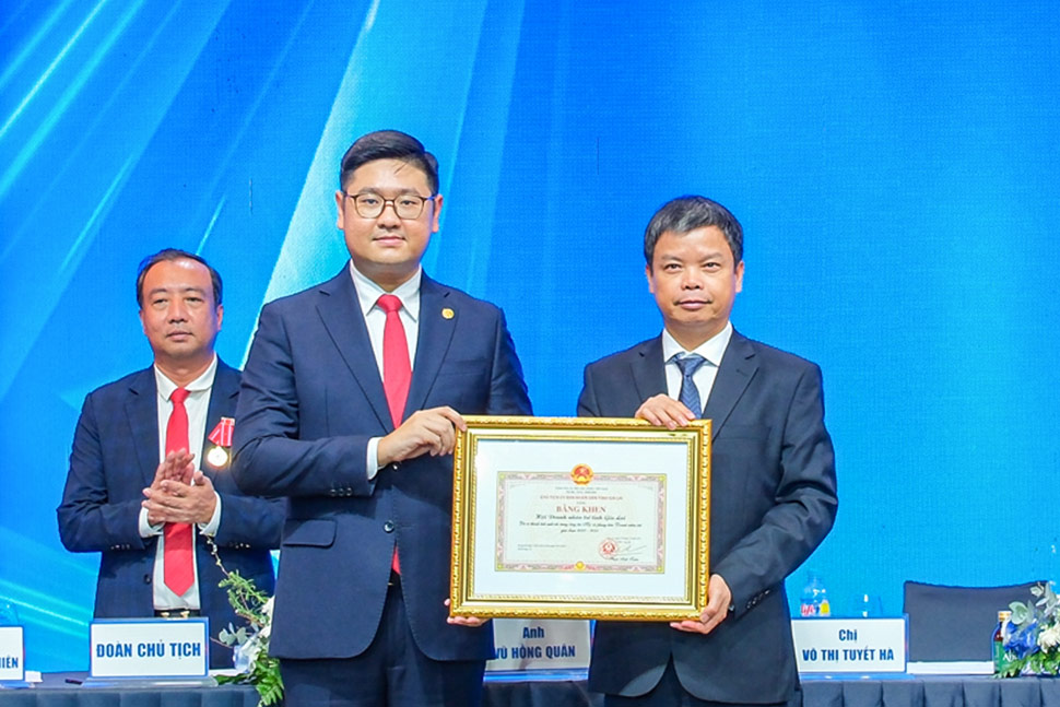 Ong Nguyen Huu Que (phai) trao bang khen cho tap the Hoi Doanh nhan tre tinh Gia Lai. Anh: Ban to chuc