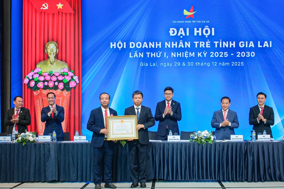 Ong Nguyen Huu Que (phai) trao Huan chuong Lao dong hang ba cho anh Phan Thanh Thien. Anh: Ban to chuc