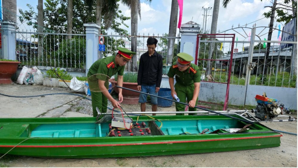 Linh bị khởi tố về hành vi "Hủy hoại nguồn lợi thủy sản". Ảnh: Văn Vũ