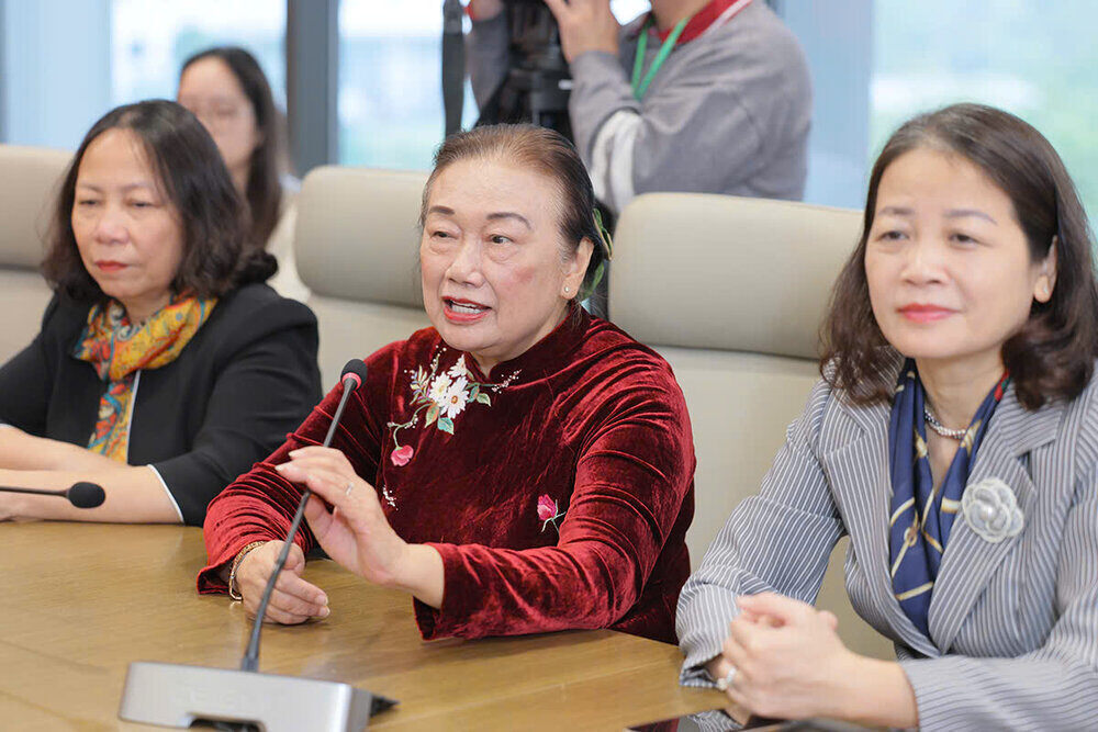 Ba Nguyen Thi Cuc, Chu tich Hoi Tu van Thue Viet Nam (nguoi ngoi giua). Ảnh: Techcombank