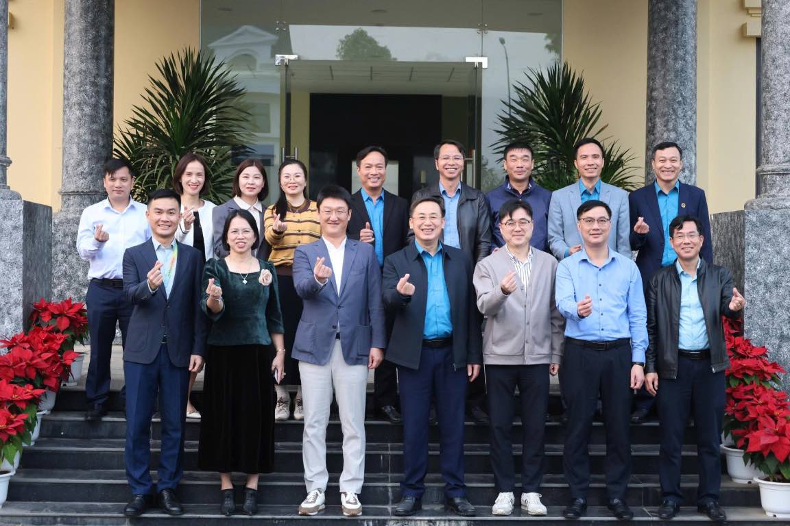 Lanh dao Lien doan Lao dong tinh Bac Ninh chup anh luu niem voi lanh dao, Cong doan Cong ty TNHH Samsung Display Viet Nam. Anh: Quyet Chien 