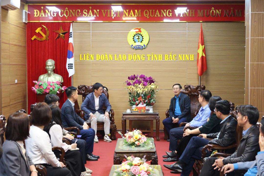 Chairman of Bac Ninh Provincial Labor Federation Thach Van Chung speaks at the working session. Photo: Quyet Chien