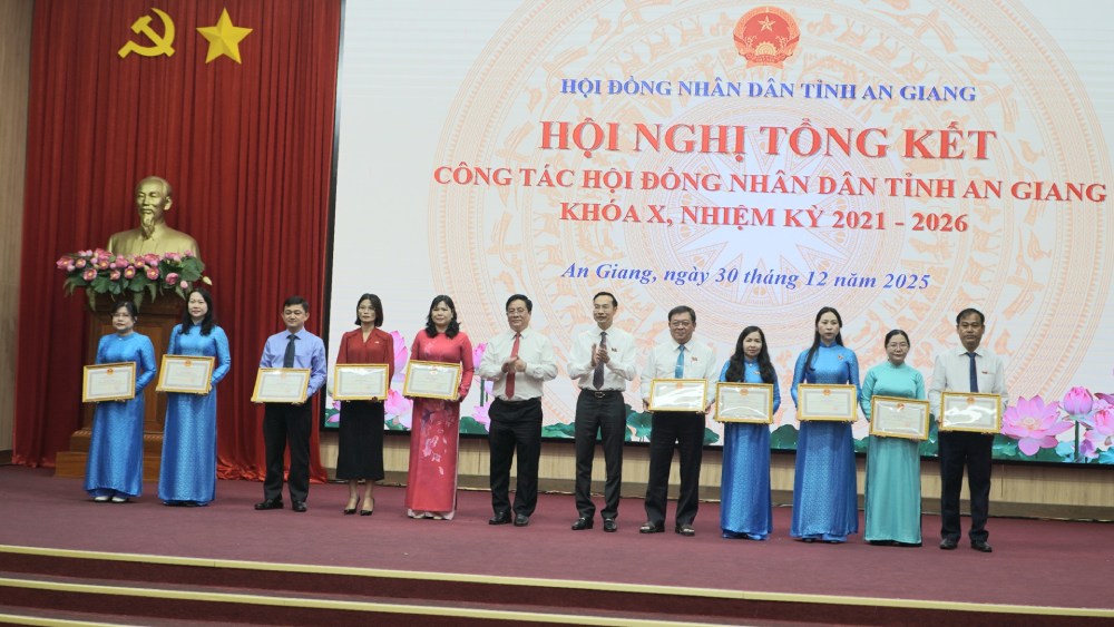 Chu tich UBND tinh An Giang tang Bang khen cho 10 tap the va 32 ca nhan da co thanh tich xuat sac trong hoat dong cua HDND tinh An Giang, nhiem ky 2021 - 2026. Anh: Nguyen Anh
