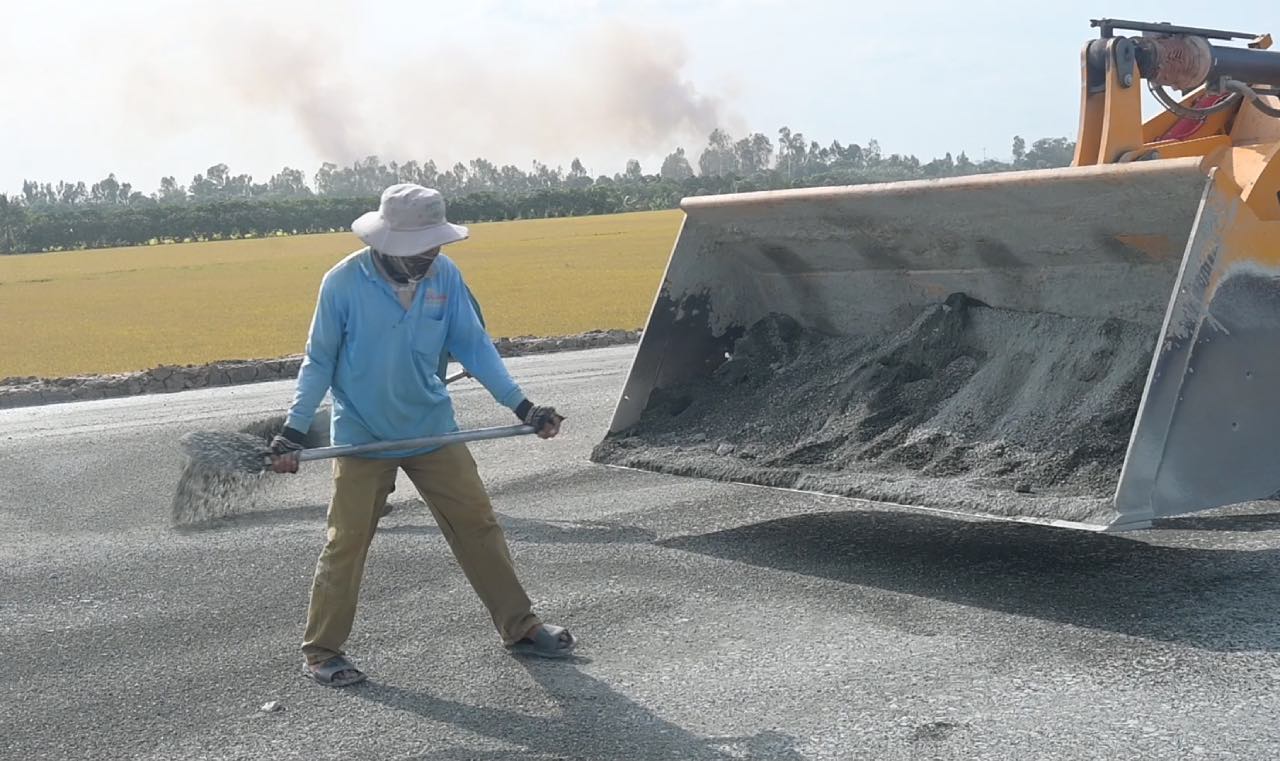 Cong nhan chap nhan xa gia dinh dip Tet Duong lich, an Tet ngay tai cong truong de giu nhip thi cong thong suot. Anh: Thanh Nhan