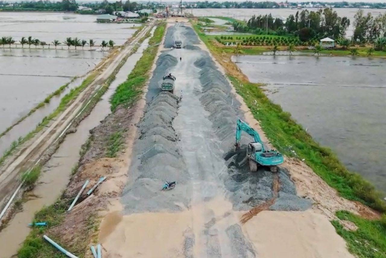 Workers constructing the Chau Doc - Can Tho - Soc Trang expressway (section in An Giang province) day and night, without New Year holidays. Photo: Thanh Nhan