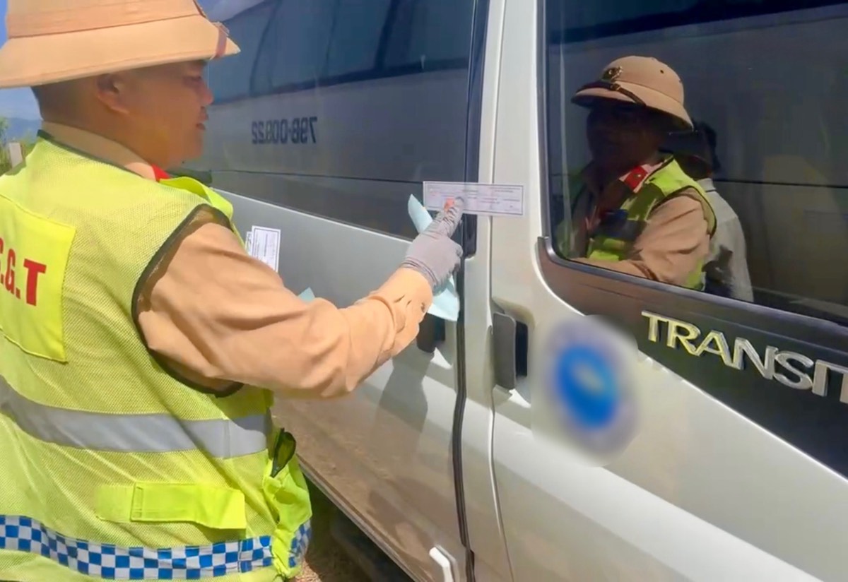 Xe o to 16 cho bi Canh sat Giao thong niem phong de tam giu. Anh: Cong an