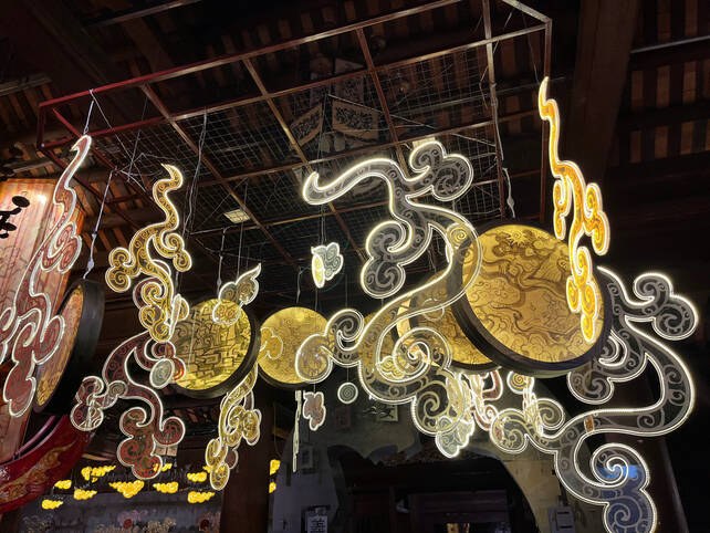 Tac pham “ May bay, hoa no” voi chat lieu giay do, khung sat, go, mica. Anh: Ngoc Mai 