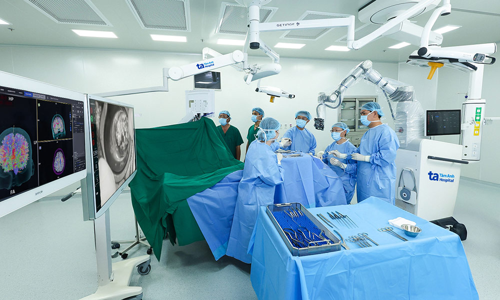 BVDK Tam Anh la co so y te duy nhat tai Viet Nam so huu robot Modus V Synaptive ung dung tri tue nhan tao (AI) va thuc hien thanh cong hang tram ca phau thuat benh than kinh - so nao - cot song, dac biet benh dot quy... Anh: Benh vien Da khoa Tam Anh.