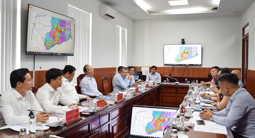 Ca Mau Provincial Party Secretary Nguyen Ho Hai works with investors on a project to attract about 1,000 workers. Photo: Kieu Ngan