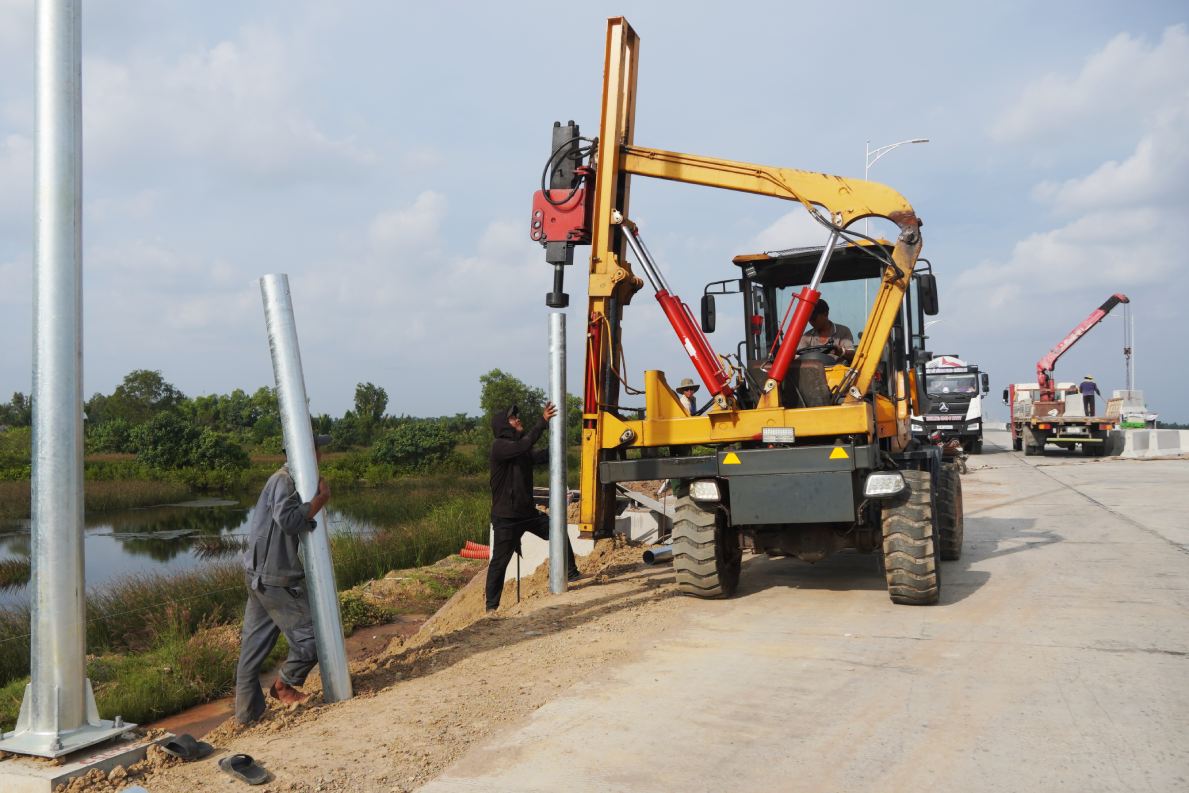 Cong nhan hoan thien he thong an toan giao thong. Anh: Ta Quang