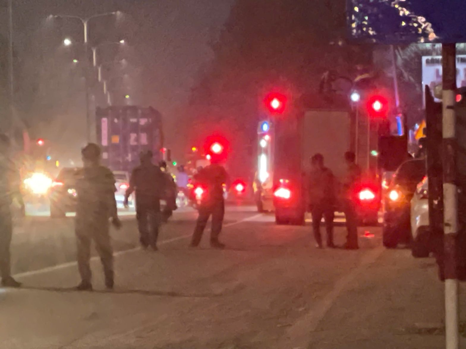 Luc luong chuc nang tuc truc phan lan giao thong tren duong My Phuoc - Tan Van. Anh: Dinh Trong