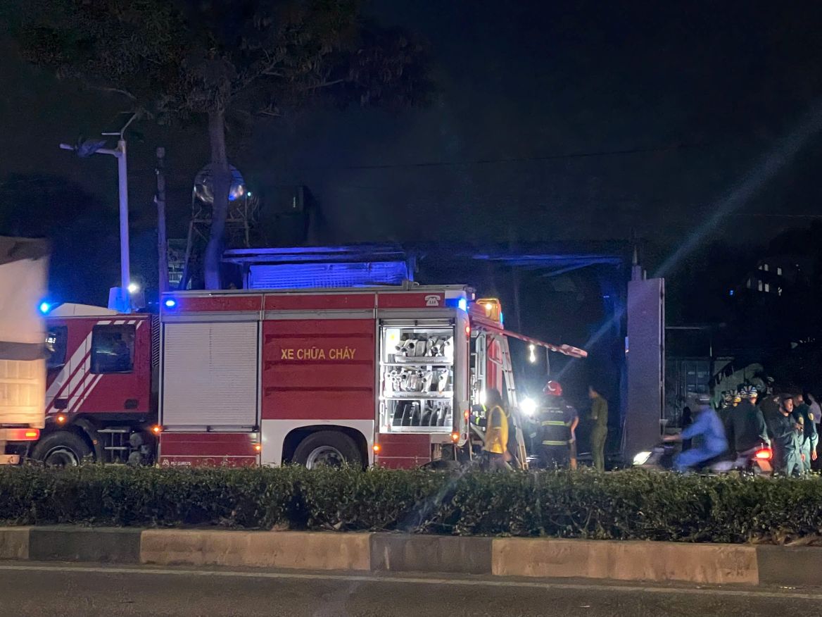 Hien dam chay da duoc dap tat. Co quan chuc nang dang dieu tra lam ro nguyen nhan vu hoa hoan. Anh: Dinh Trong