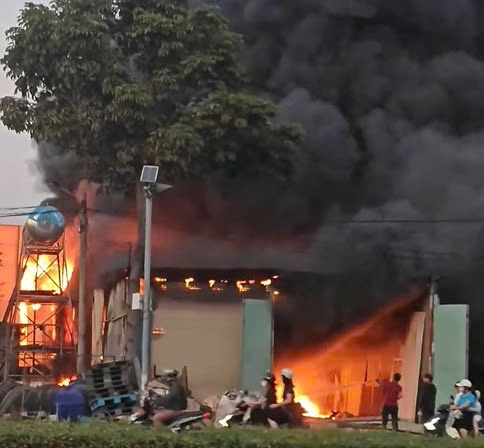 Khoi den boc len tu vu chay. Anh: Ban doc cung cap