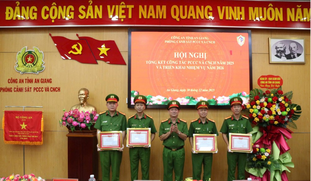 Dai ta Diep Van The, Pho Giam doc Cong an tinh trao tang Giay khen cua Giam doc Cong an tinh cho cac nhan co thanh tich xuat sac trong phong trao thi dua “Vi an ninh To quoc” nam 2025. Anh: Tien Dung 