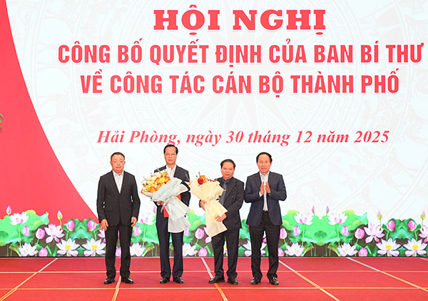 Deputy Chairman of the Central Inspection Committee Hoang Van Tra and Secretary of Hai Phong City Party Committee Le Tien Chau present flowers to congratulate Mr. Vu Hong Hien and Mr. Nguyen Anh Tuan. Photo: Dam Thanh