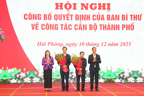 Pho Bi thu Thuong truc Thanh uy Hai Phong Do Manh Hien va Pho Bi thu Thuong truc Tinh uy Ninh Binh Dinh Thi Lua tang hoa chuc mung Chu nhiem UBKT cua 2 tinh, thanh dia phuong. Anh: Dam Thanh