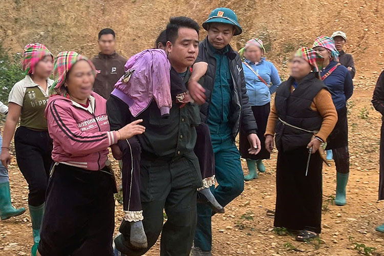 Functional forces rescue a woman lost in the forest. Photo: Lai Chau Police