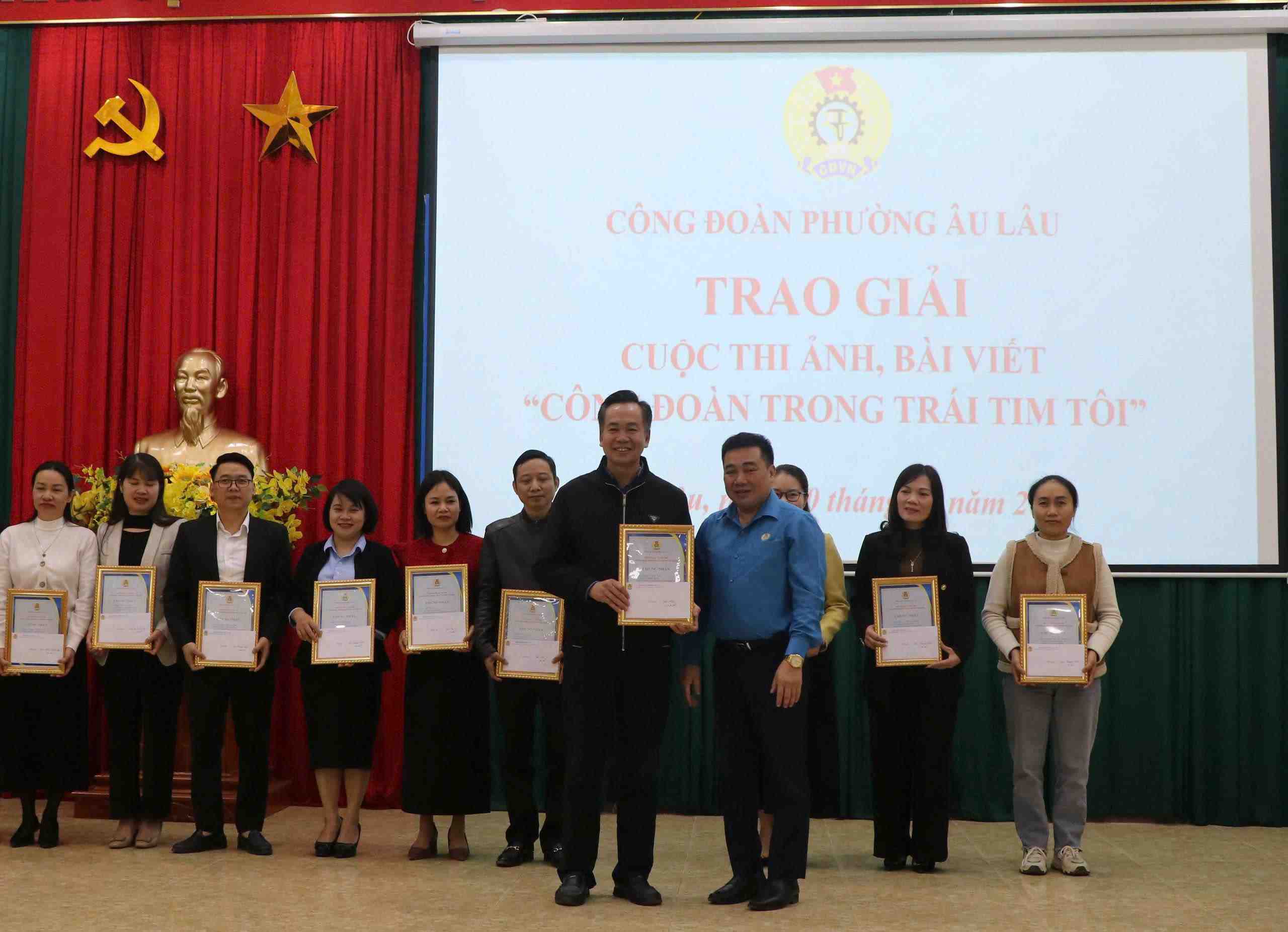 Au Lau Ward Trade Union summarizes and awards prizes for the contest. Photo: Bao Nguyen