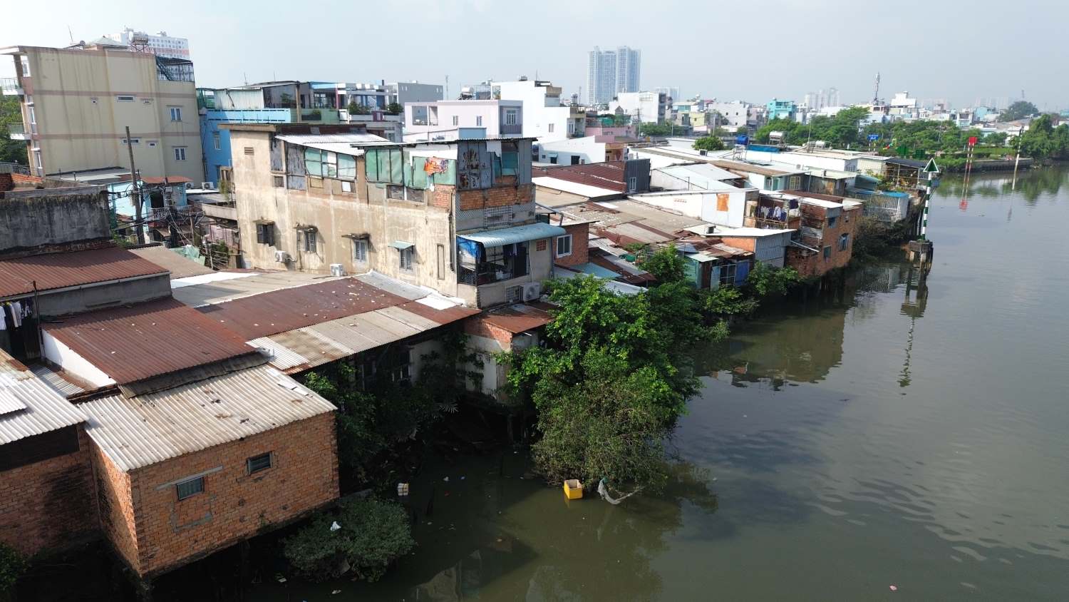 Nha ven kenh Doi lan ra long kenh. Anh: Minh Quan