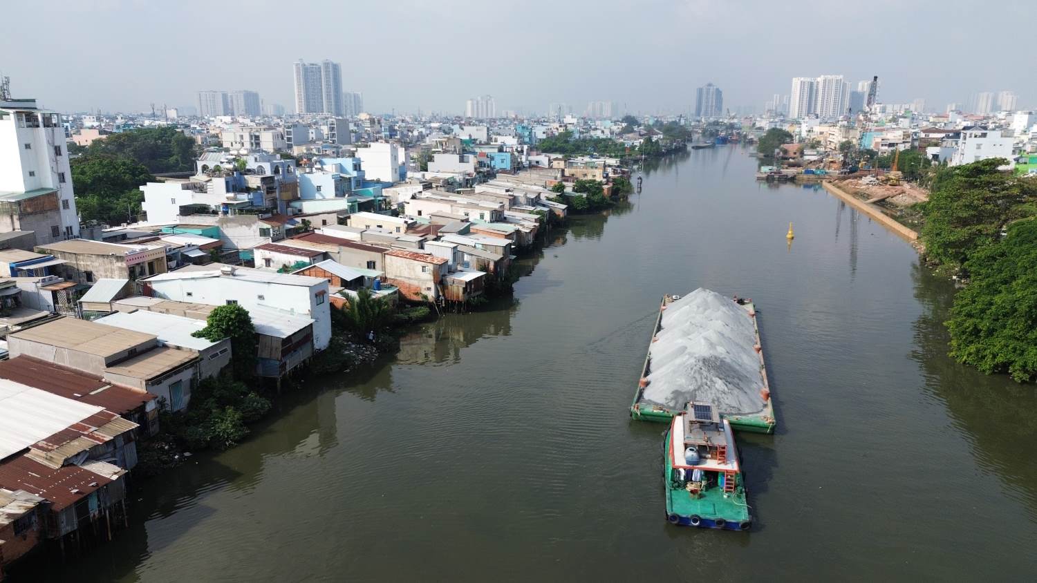 Nha ven song, kenh, rach o TPHCM phan lon co dien tich nho va lan chiem long kenh.  Anh: Anh Tu