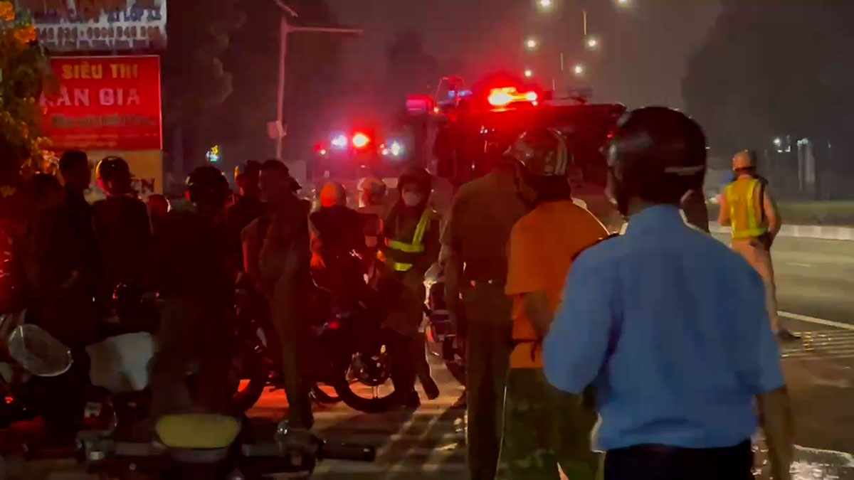 호치민시 고철 창고 화재 현장. 사진: 딘쫑