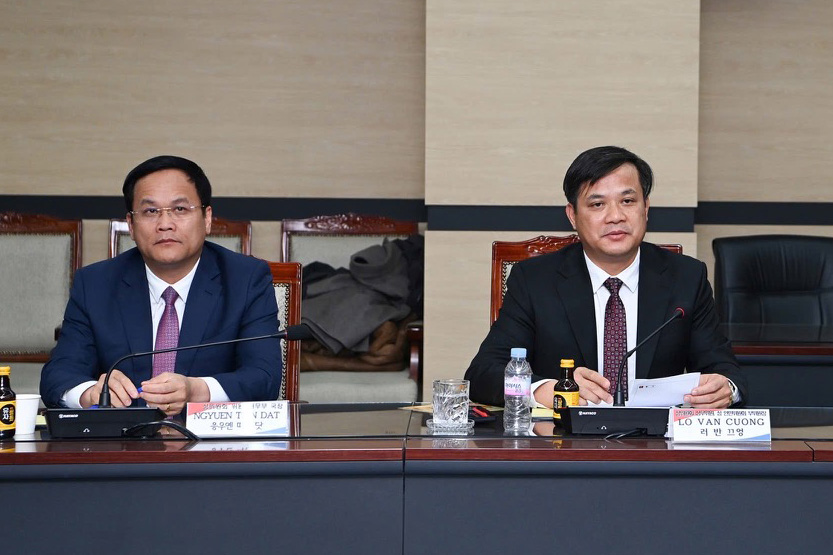 Pho Chu tich Thuong truc UBND tinh Dien Bien Lo Van Cuong (ben phai) va ong Nguyen Tien Dat - Giam doc So Noi vu lam viec voi tinh Gangwon