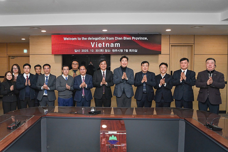 Doan cong tac tinh Dien Bien chup anh luu niem voi lanh dao Thanh pho Wonju.