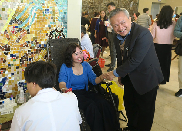 Pho Giam doc So Y te Hai Phong Tran Quoc Trinh dong vien can bo, cong chuc tham gia hien mau tinh nguyen. Anh: Cong TTDT Hai Phong