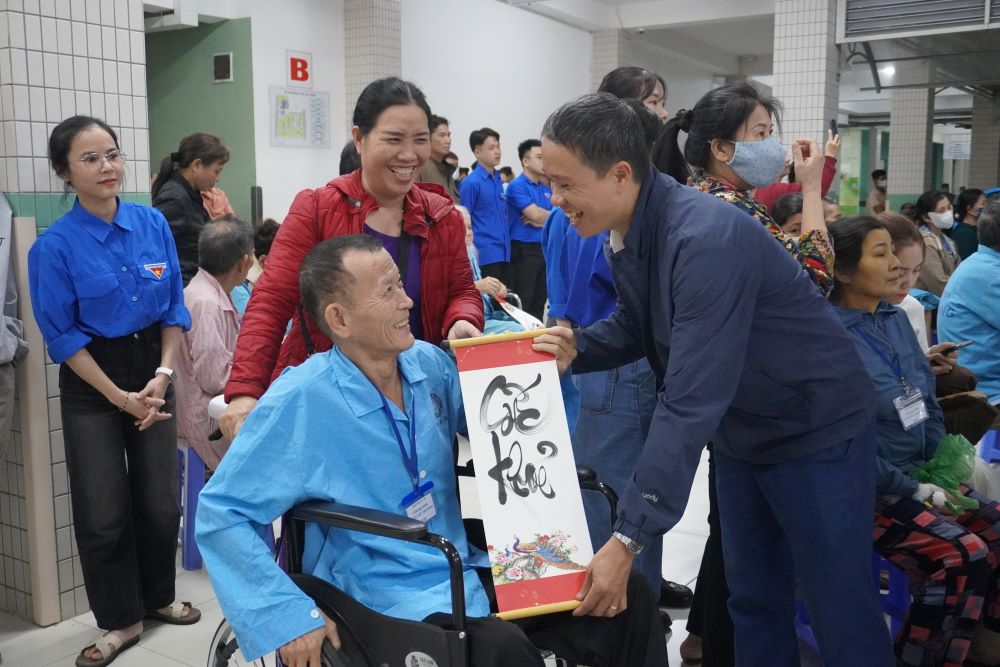 Loving spring warms the hearts of Da Nang patients. Photo: Tran Thi