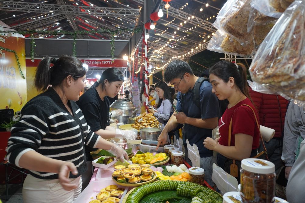 Nguoi dan va du khach tham quan, trai nghiem cac gian hang tai Le hoi Chao nam moi Da Nang 2026. Anh: Tran Thi