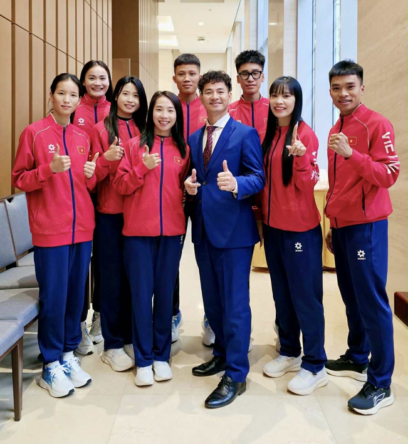 Cuc truong Xuan Bac chup anh cung cac van dong vien dien kinh Viet Nam. Anh: Chup tu trang ca nhan