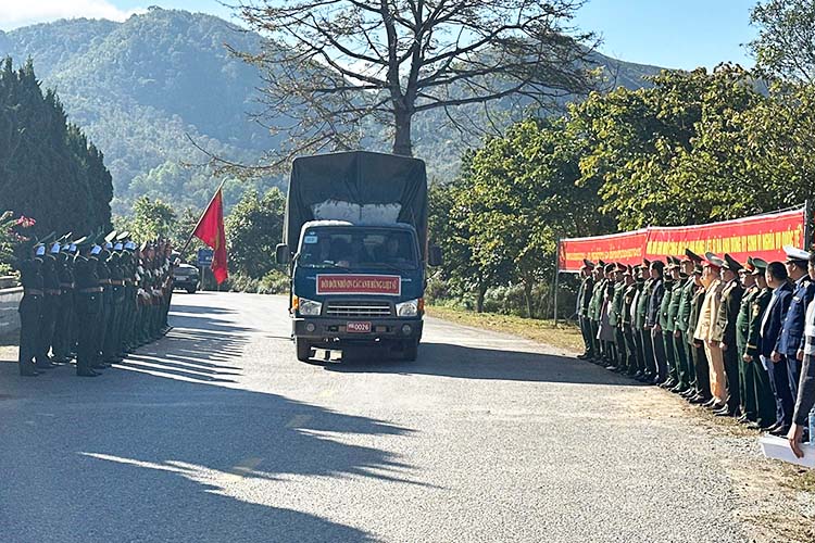 The remains of the martyrs were solemnly carried from Udomxay province (Laos) to Tay Trang International Border Gate. Photo: Dien Bien Provincial Military Command