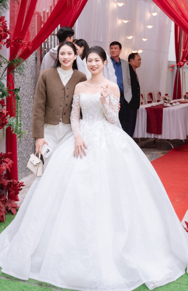 Chu cong Nguyen Thi Phuong (trai) du dam cuoi phu cong Pham Thi Hien. Anh: Nhan vat cung cap