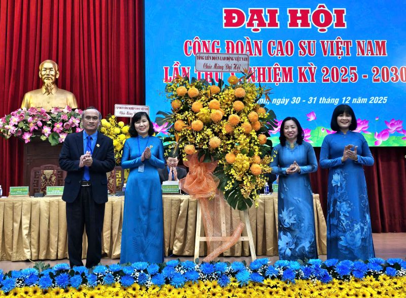 Standing Vice President of the Vietnam General Confederation of Labour Thai Thu Xuong (second from right) and Ms. Do Thi Hong Van - Deputy Head of the Labor Relations Department of the Vietnam General Confederation of Labour (right) present flowers to congratulate the Vietnam Rubber Trade Union Congress. Photo: Nam Duong