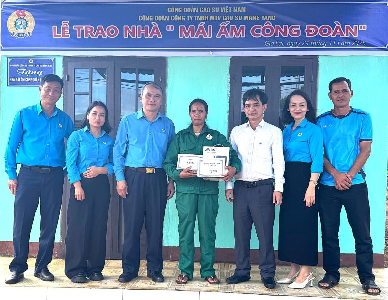 Cong doan Cao su Viet Nam va Cong doan Cong ty Cao su Mang Yang trao “Mai am Cong doan” cho cong nhan co hoan canh kho khan ve nha o. Anh: Duc Long