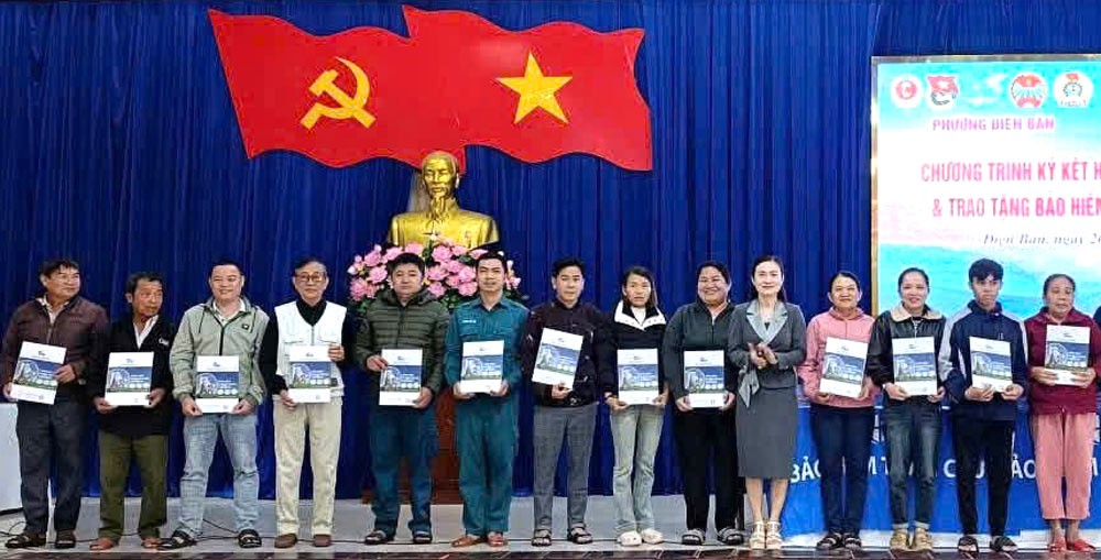 Dien Ban Trade Union, Da Nang city awarded 20 household accident insurance to households. Photo: Dien Ban Trade Union.