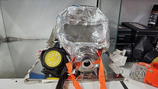 하노이, 100% 가구에 독극물 방지 마스크, 사다리 설치 운동. 사진: Nhu Quynh