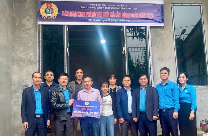 Handing over funds for Trade Union Shelter to worker Tran Van Cuong's family. Photo: Tuan Anh