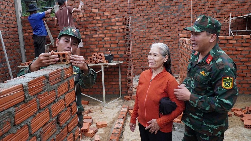 꽝응아이의 군대와 공안은 폭풍우와 홍수 후 주민들을 위해 신속하게 집을 재건했습니다. 사진: 비엔 응우옌