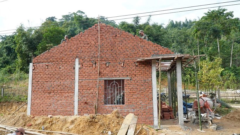 hung can nha bi sap do bao lu dang duoc luc luong chuc nang khan truong xay dung lai. Anh: Vien Nguyen