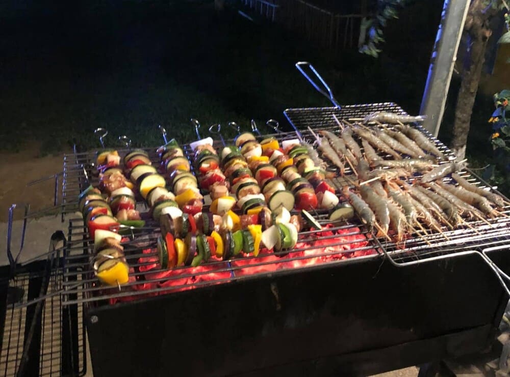 Some notes that housewives need to know when organizing outdoor BBQ parties during the 2026 New Year holiday. Photo: Huu Tu