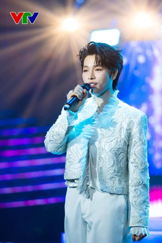 Nhu quy vi khan gia da dat cho Duc Phuc mot biet danh do chinh la “Hoang tu Valentine”. Tren san khau mo man nam 2026 nay cua VTV, Duc Phuc da lua chon mashup tat ca nhung ca khuc ve tinh yeu cua minh gom: Hon ca Yeu, Anh nang cua anh, Em dong y (I do). Day la mot tiet muc mashup tran ngap nang luong tinh yeu ma Duc Phuc muon danh den cho quy vi khan gia nhan dau dip nam moi. Anh: VTV