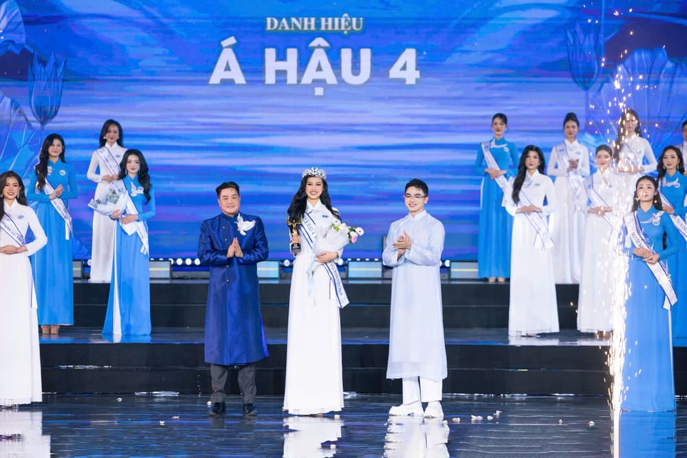 작가 겸 감독 하이 찌에우(오른쪽 맨 끝)가 신임 미스 응우옌 프엉 탄을 축하하고 있습니다. 사진: 캐릭터 제공