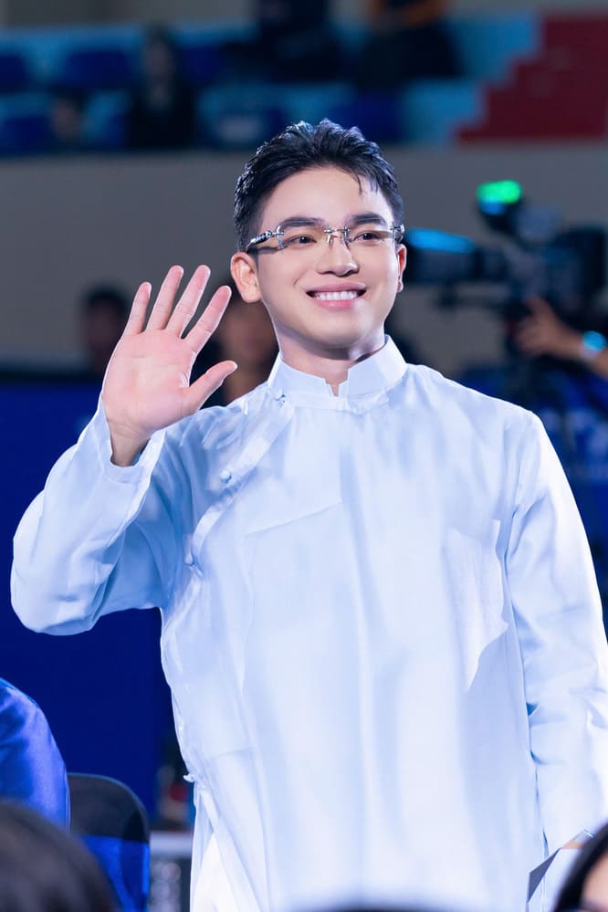 Chia se them ve hanh trinh lam giam khao tai cuoc thi, Hai Trieu cho biet ban than nhu duoc gap lai minh trong chinh cac ban tre, cung khao khat the hien ban than va tim kiem co hoi trong nghe. Anh: Nhan vat cung cap