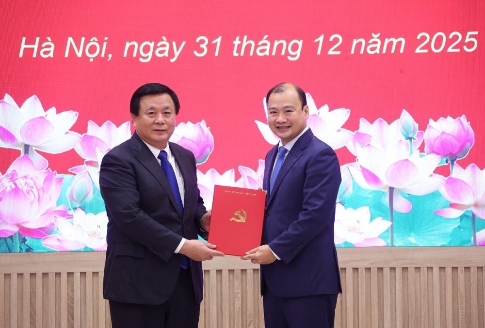 Prof. Dr. Nguyen Xuan Thang - Member of the Politburo, Secretary of the Party Committee, Director of the Ho Chi Minh National Academy of Politics, Chairman of the Central Theoretical Council (left) presents the Decision to Assoc. Prof. Dr. Le Hai Binh. Photo: Van Diep/VNA