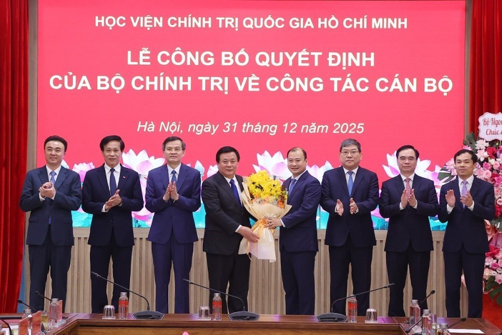 Ban Giam doc Hoc vien Chinh tri quoc gia Ho Chi Minh chuc mung PGS.TS Le Hai Binh. Anh: Van Diep/TTXVN